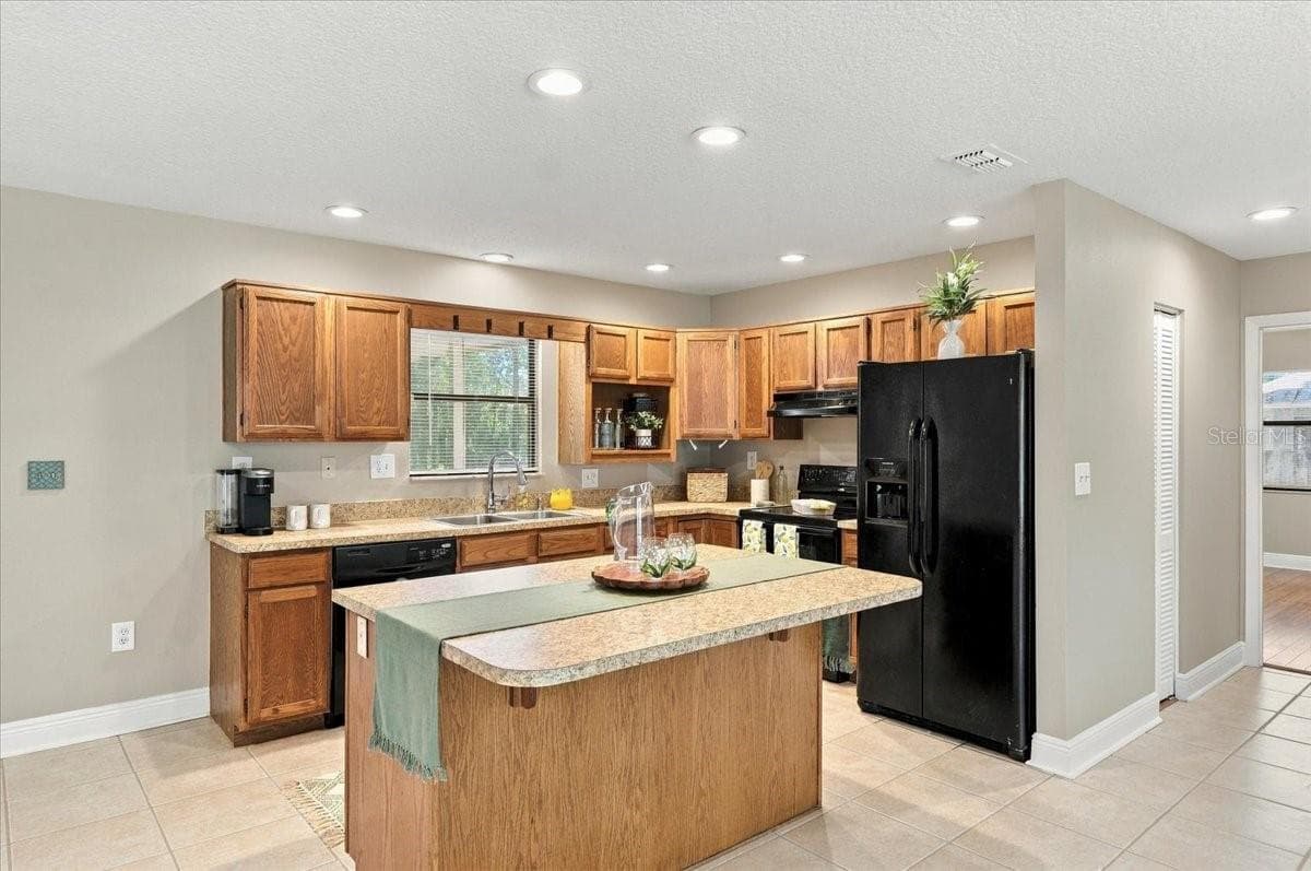Great workspace in this kitchen. - 5244 QUIET CREEK LN, LAKELAND