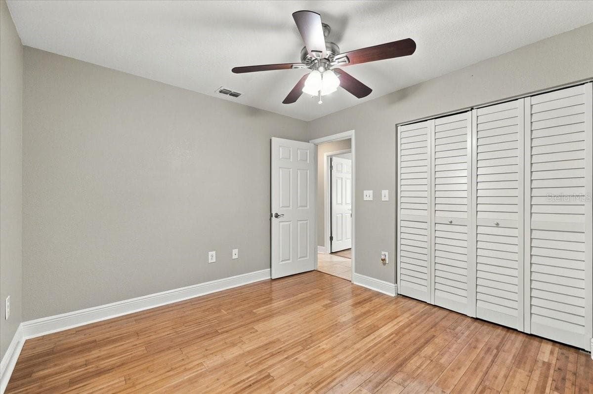 3rd bedroom with ceiling fan, new blinds and bamboo hardwood flooring. - 5244 QUIET CREEK LN, LAKELAND