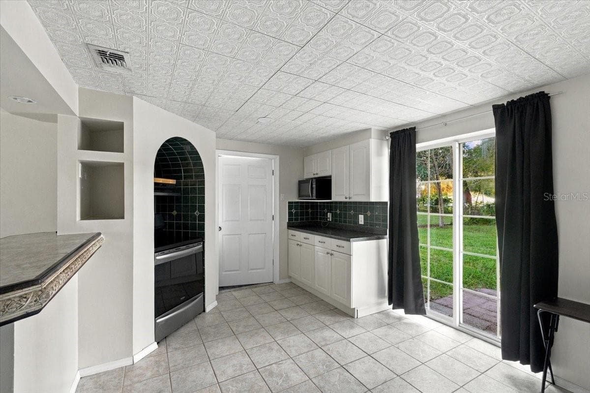 Single Family Residence at 812 WINDSOR ST, LAKELAND, photo 8 of 25