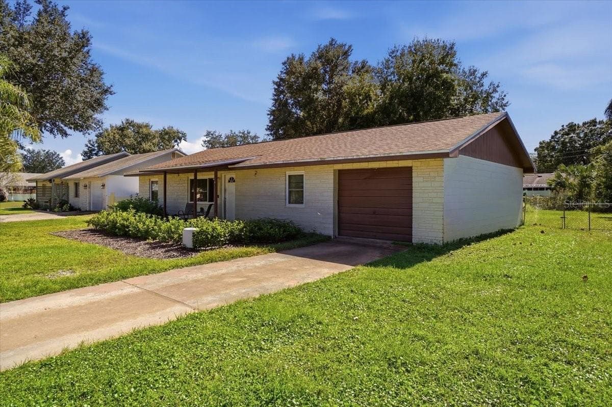 Single Family Residence at 2827 DELROSE DR N, LAKELAND, photo 2 of 25
