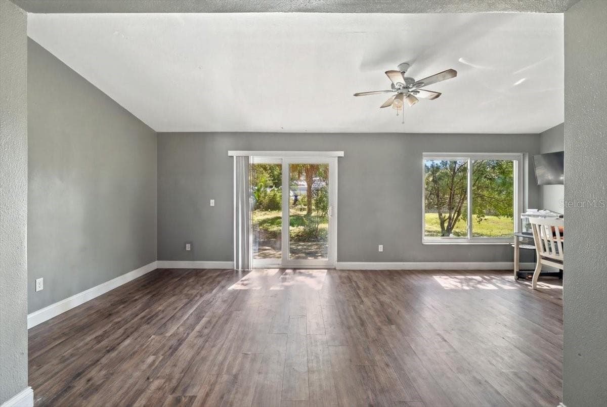 Single Family Residence at 2827 DELROSE DR N, LAKELAND, photo 5 of 25