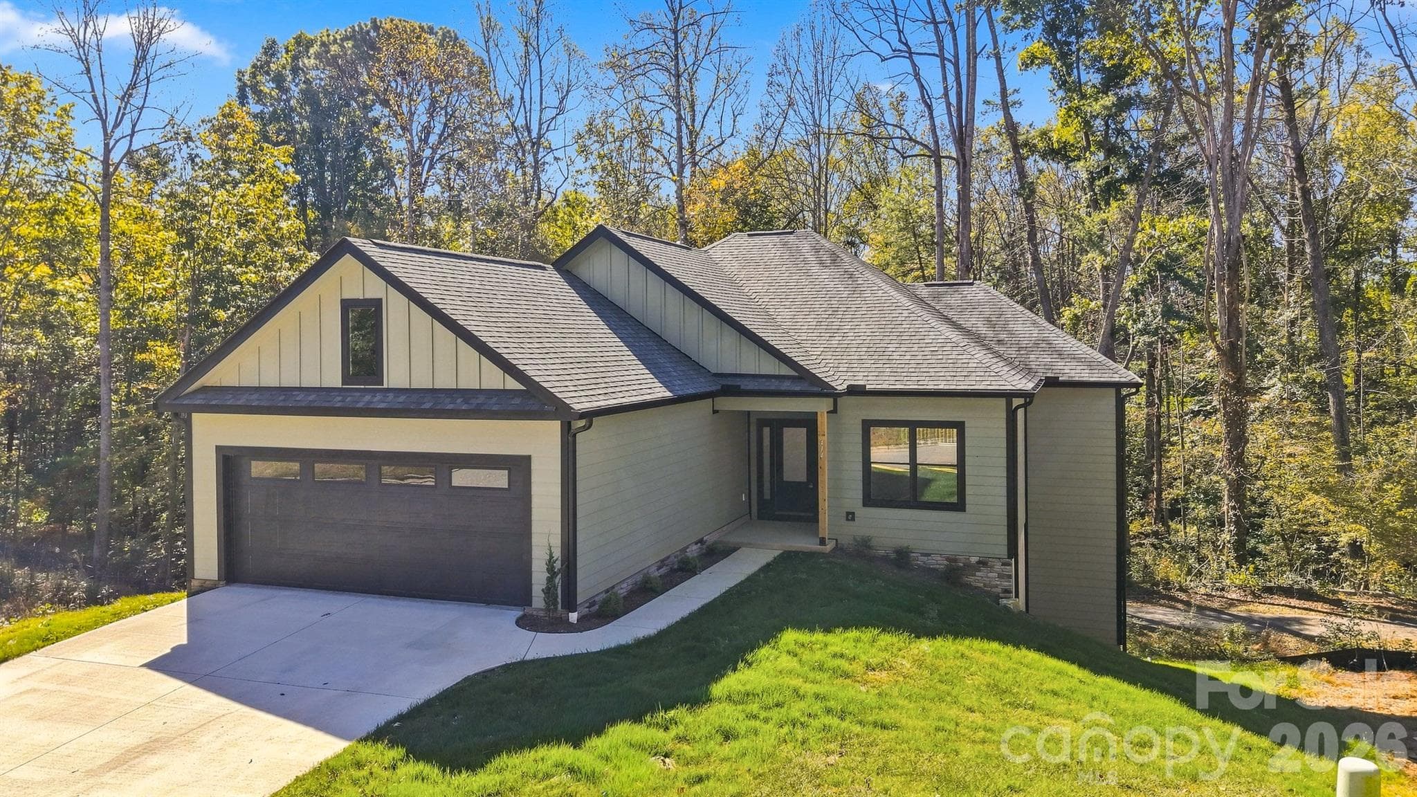 A beautiful single level with a full finished basement! - 414 Scarlett Oak Court NE, Lenoir