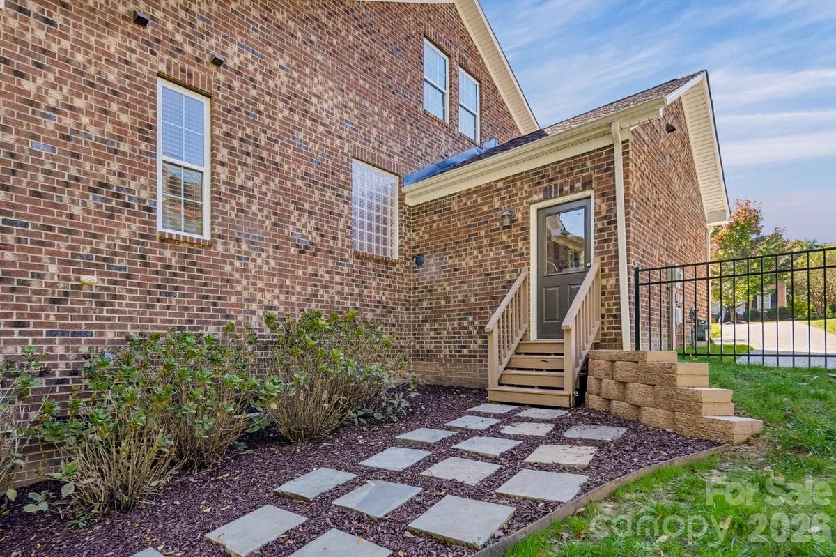 Single Family Residence at 7123 Yellowhorn Trail, Waxhaw, photo 50 of 55