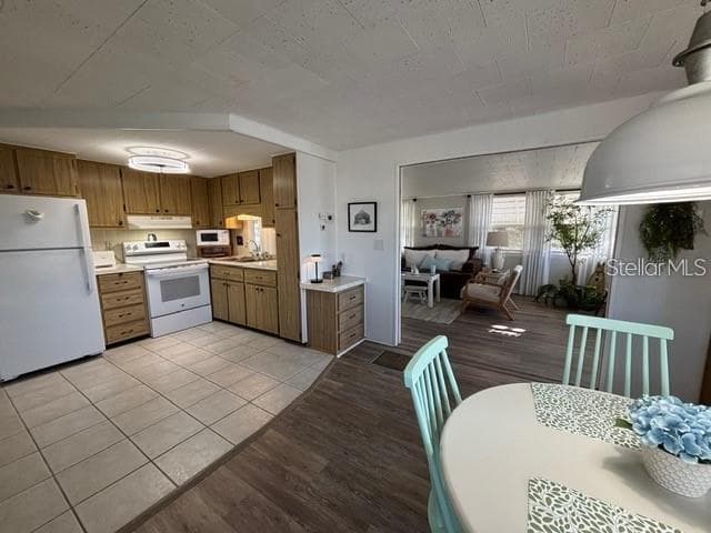 Mobile Home at 740 CAREFREE, VENICE, photo 5 of 34