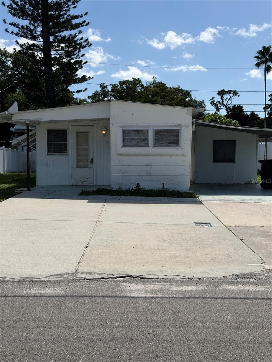 Mobile home with added on sides, carport and large parking pad. - 4120 BUENA VISTA LN, HOLIDAY