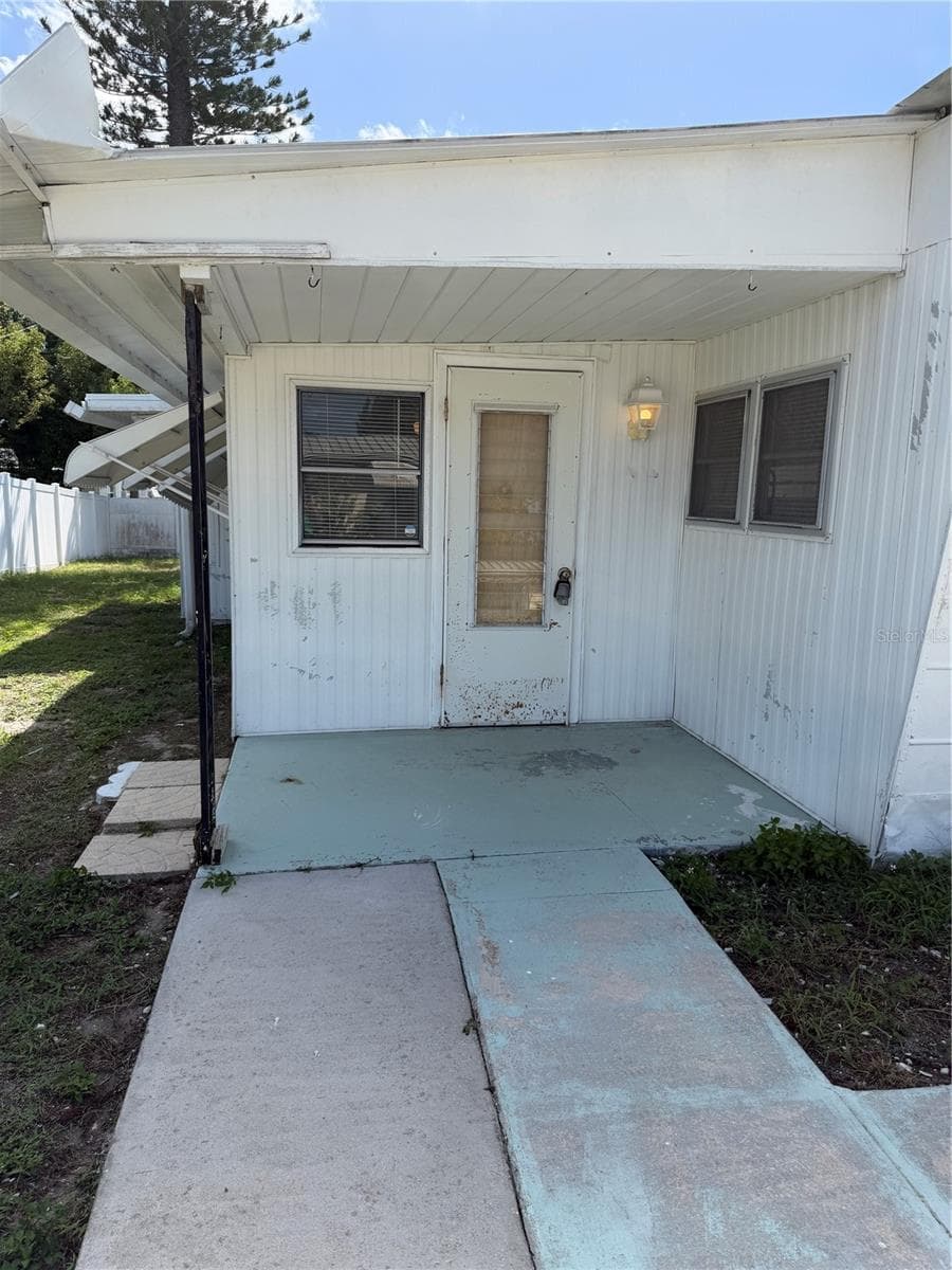 Front door entrance - 4120 BUENA VISTA LN, HOLIDAY