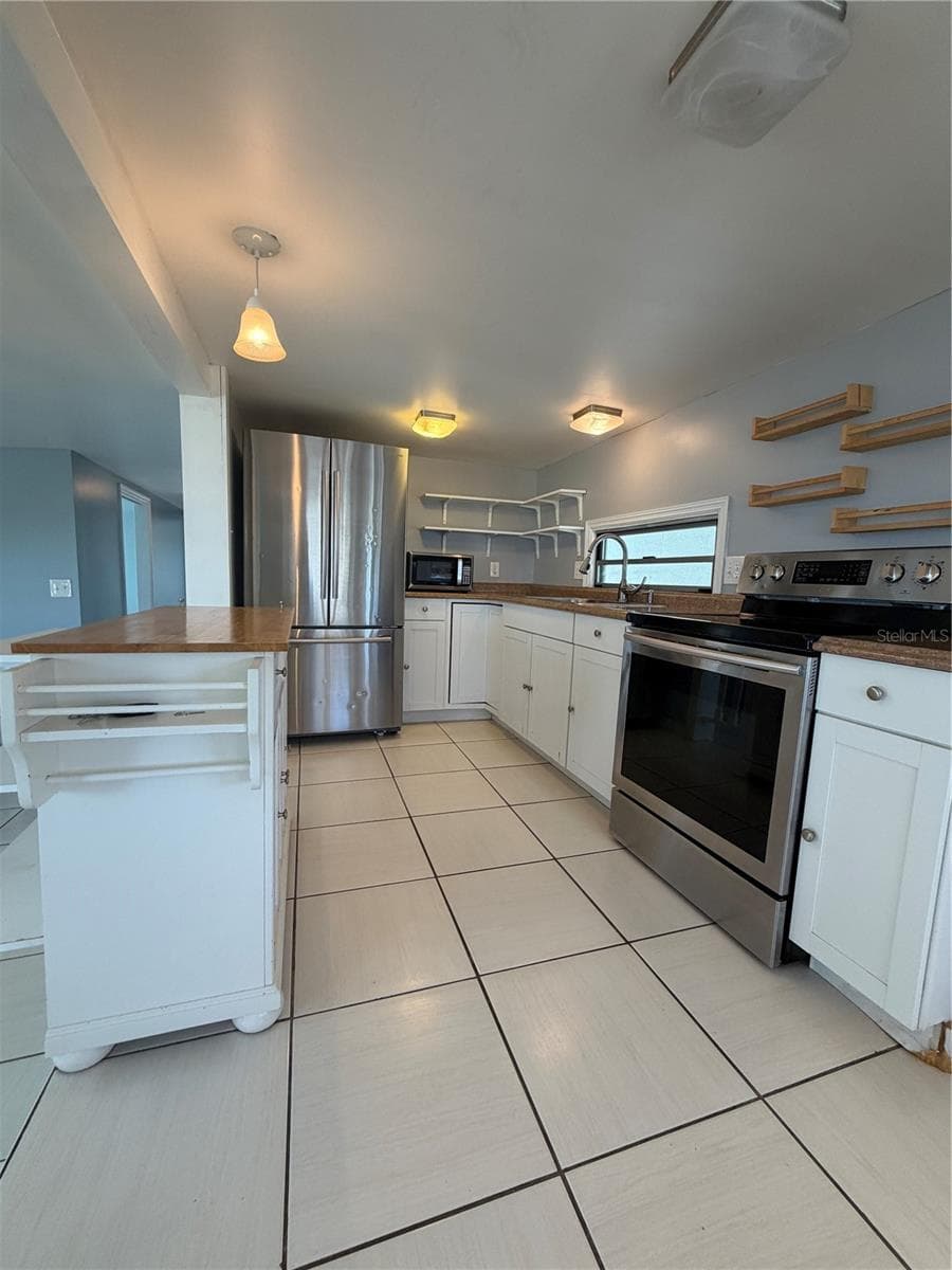 Kitchen with ceramic tile. - 4120 BUENA VISTA LN, HOLIDAY