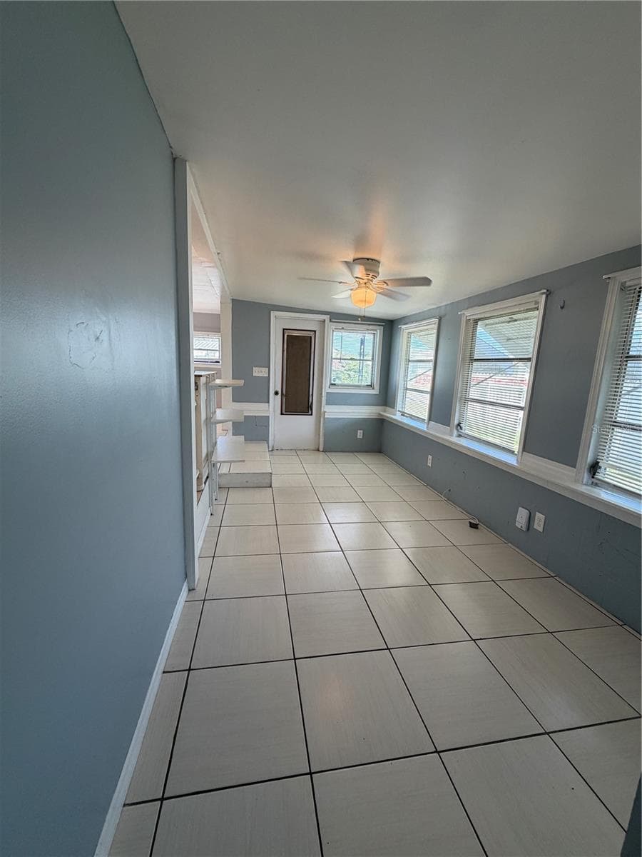 View of the main living area and front door. - 4120 BUENA VISTA LN, HOLIDAY