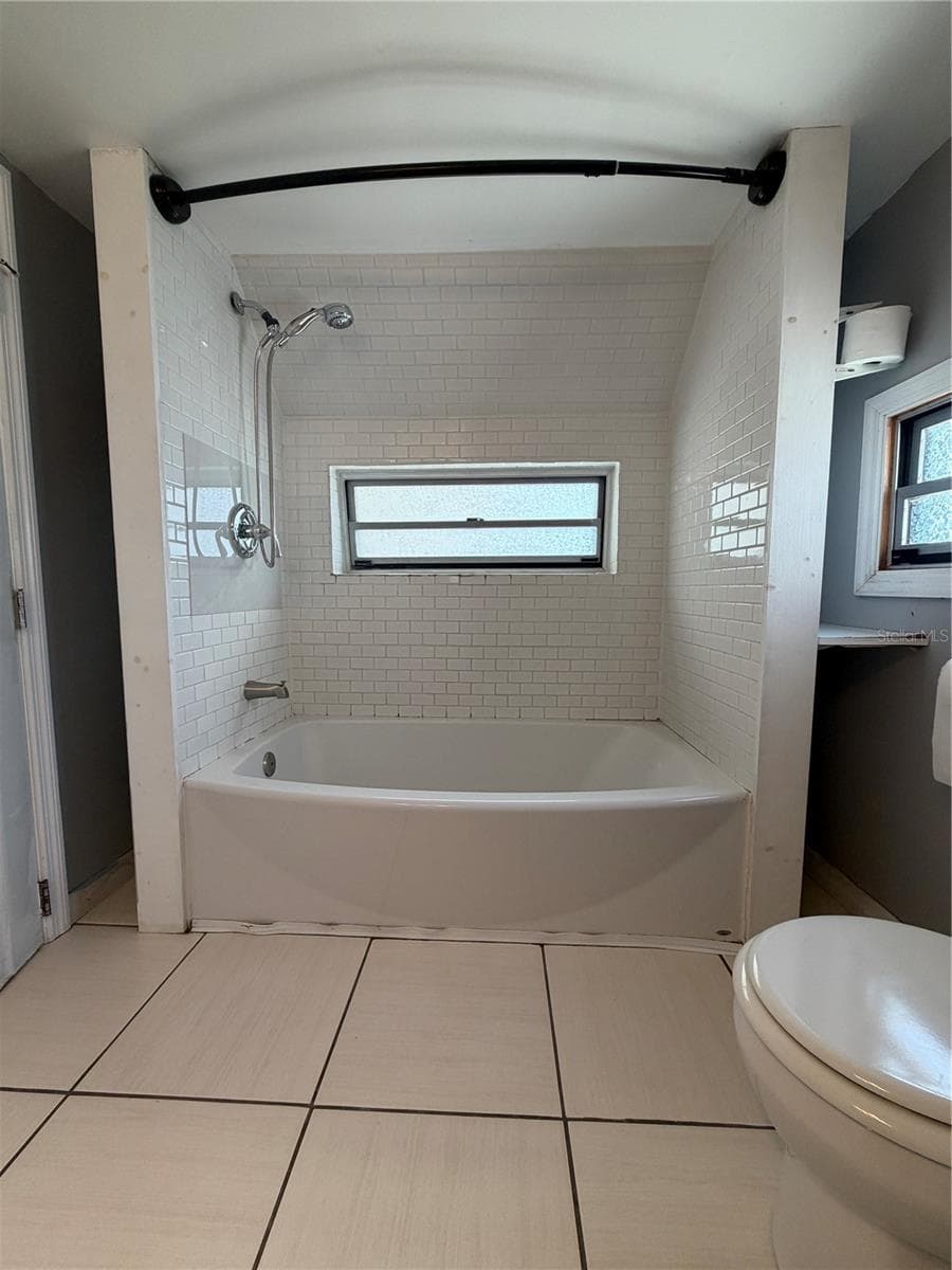 Tub/Shower in bathroom. - 4120 BUENA VISTA LN, HOLIDAY