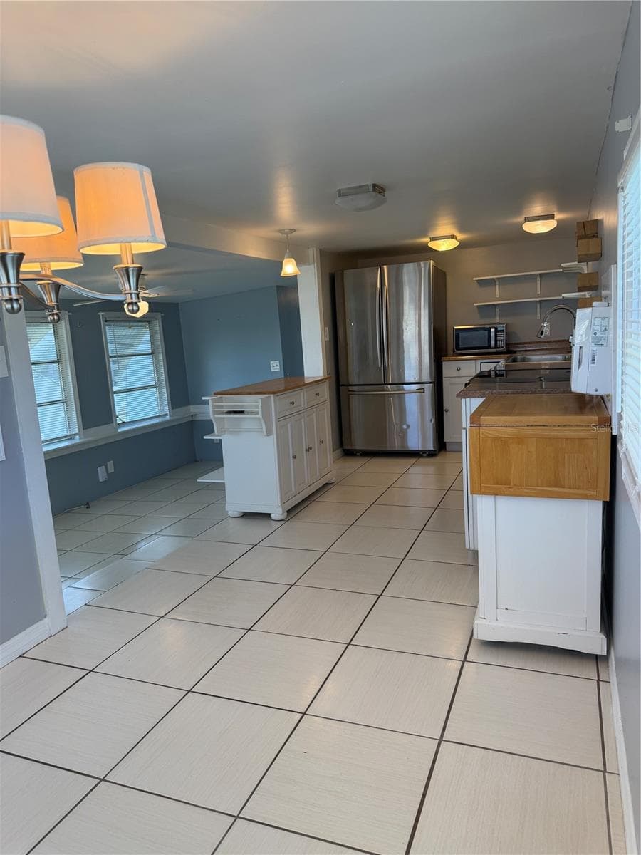 Kitchen and view into the main living area. - 4120 BUENA VISTA LN, HOLIDAY
