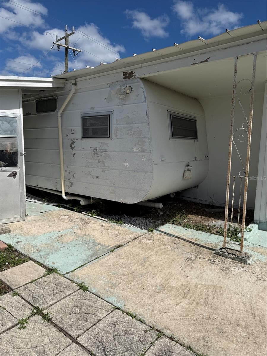 Single mobile attached to the main home. - 4120 BUENA VISTA LN, HOLIDAY