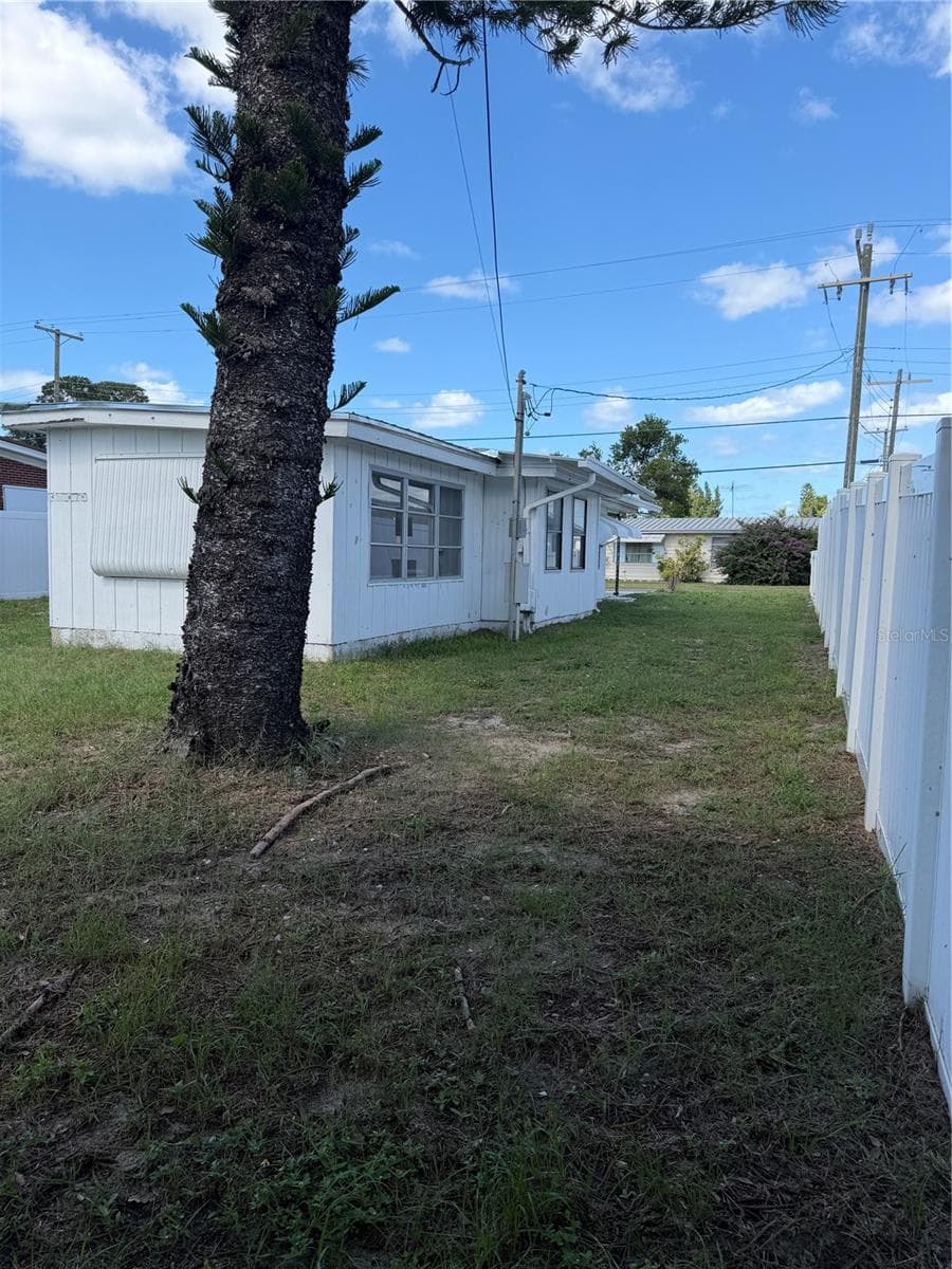 Other side of the mobile and fenced in yard. - 4120 BUENA VISTA LN, HOLIDAY