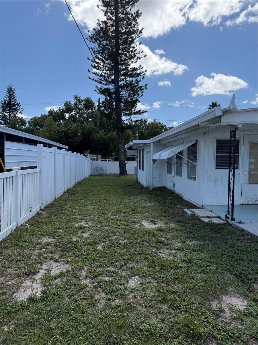 Another view of the side yard. - 4120 BUENA VISTA LN, HOLIDAY