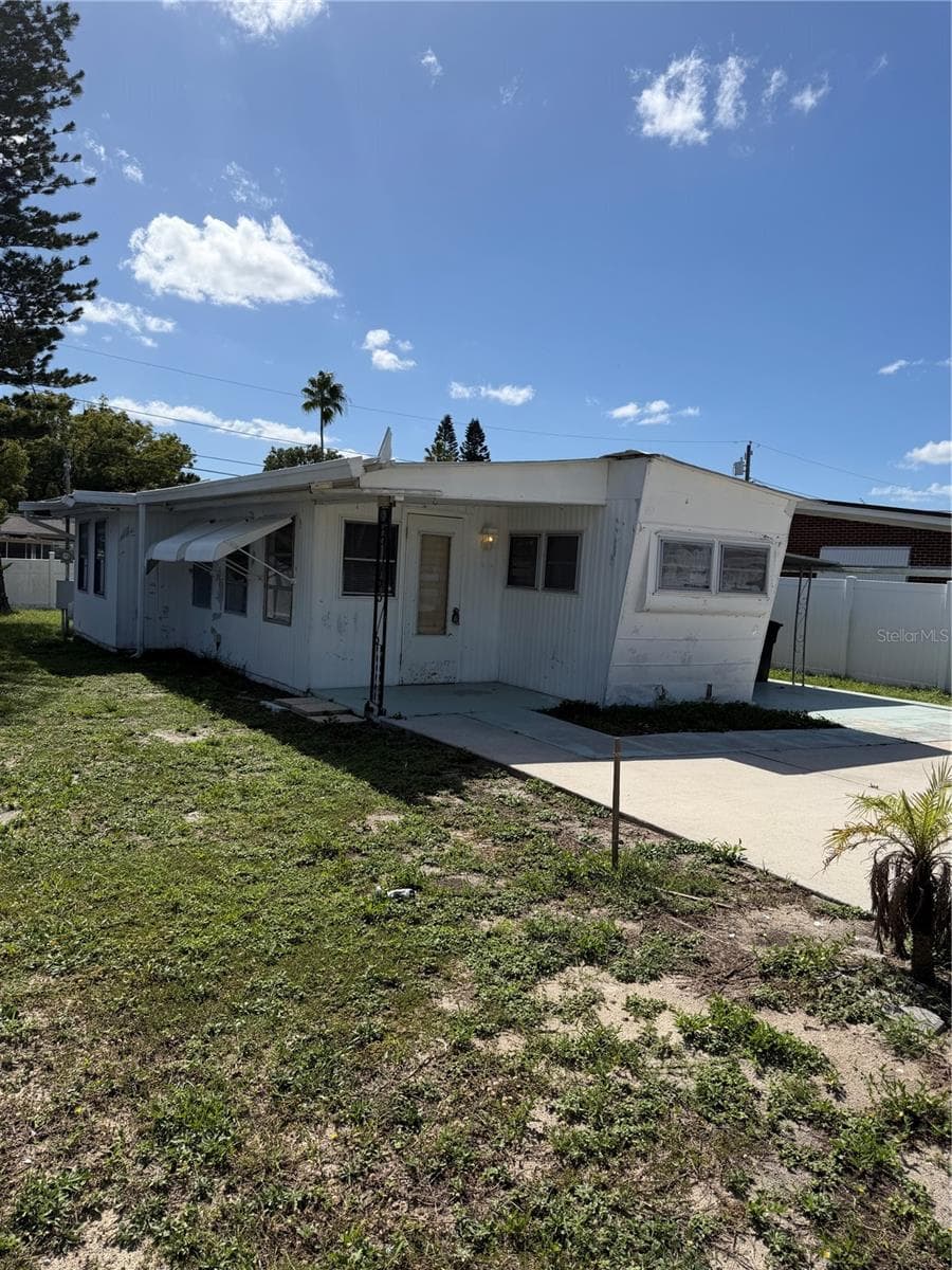 Front of mobile and extended driveway. - 4120 BUENA VISTA LN, HOLIDAY