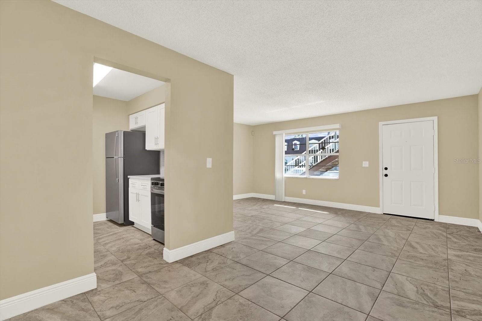 Dinning area looking to kitchen and living room - 9125 TUDOR DR #D109, TAMPA