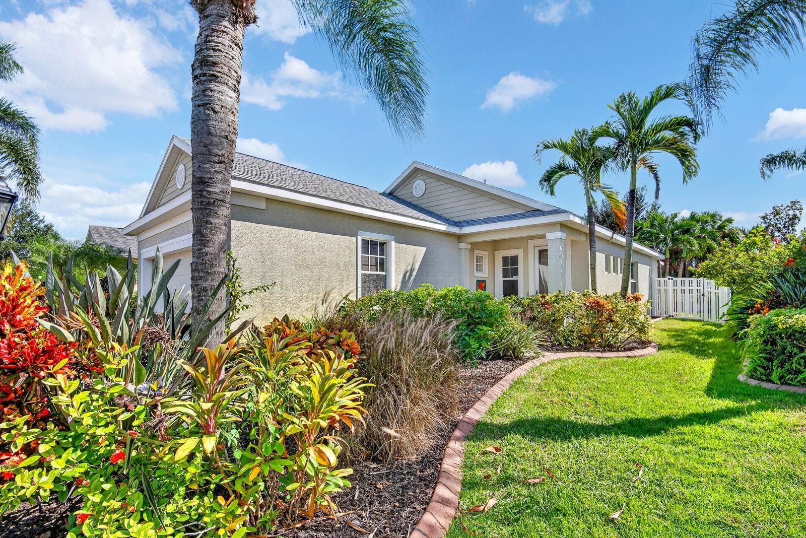 Side view facing southeast - 5312 AQUA BREEZE DR, BRADENTON