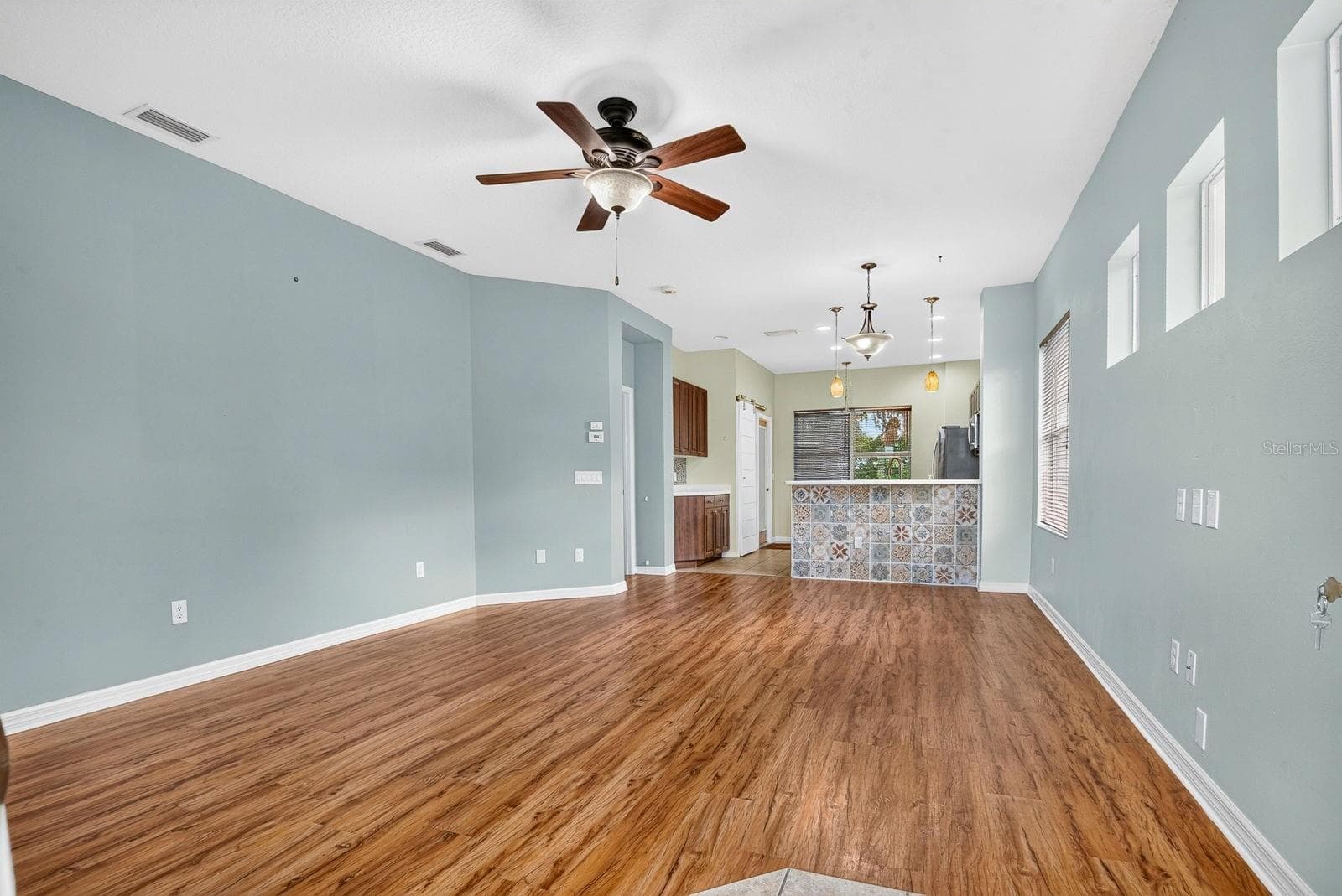 Living and Dining area facing into home - 5312 AQUA BREEZE DR, BRADENTON