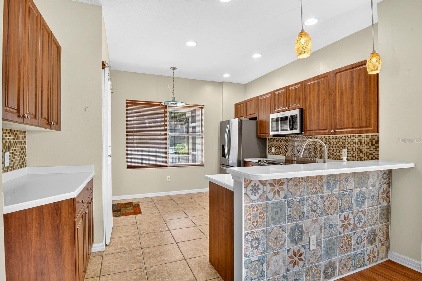 Kitchen facing in - 5312 AQUA BREEZE DR, BRADENTON