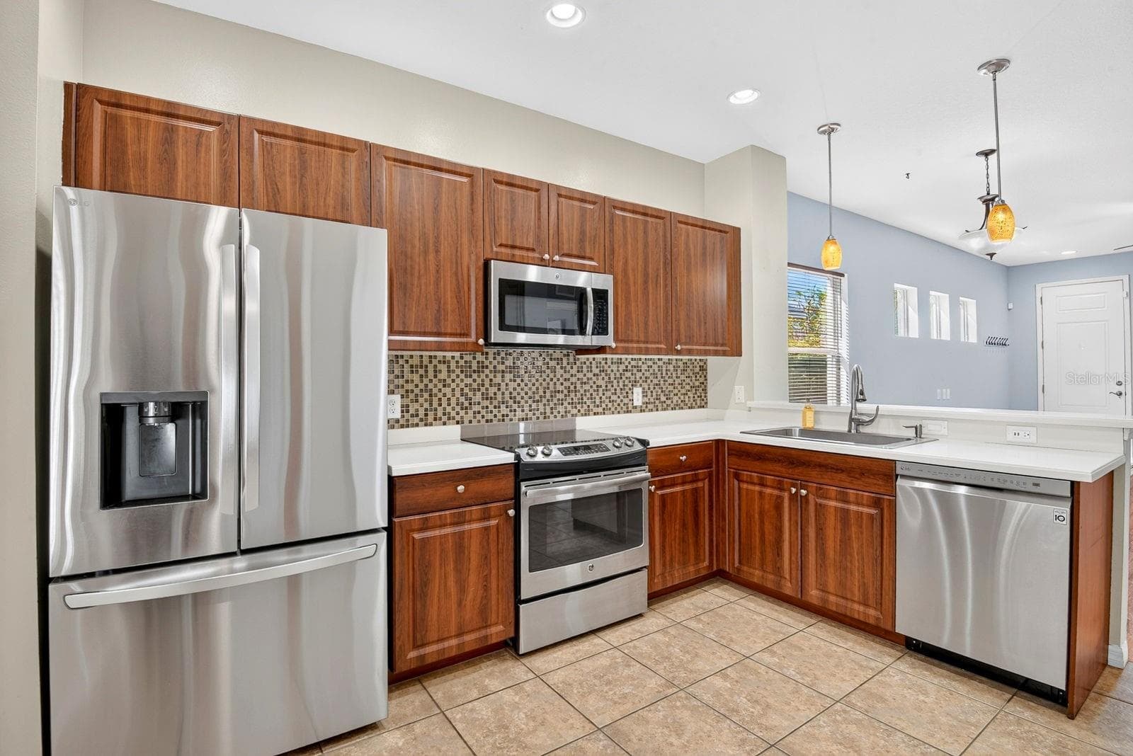 Kitchen facing out to dining area - 5312 AQUA BREEZE DR, BRADENTON