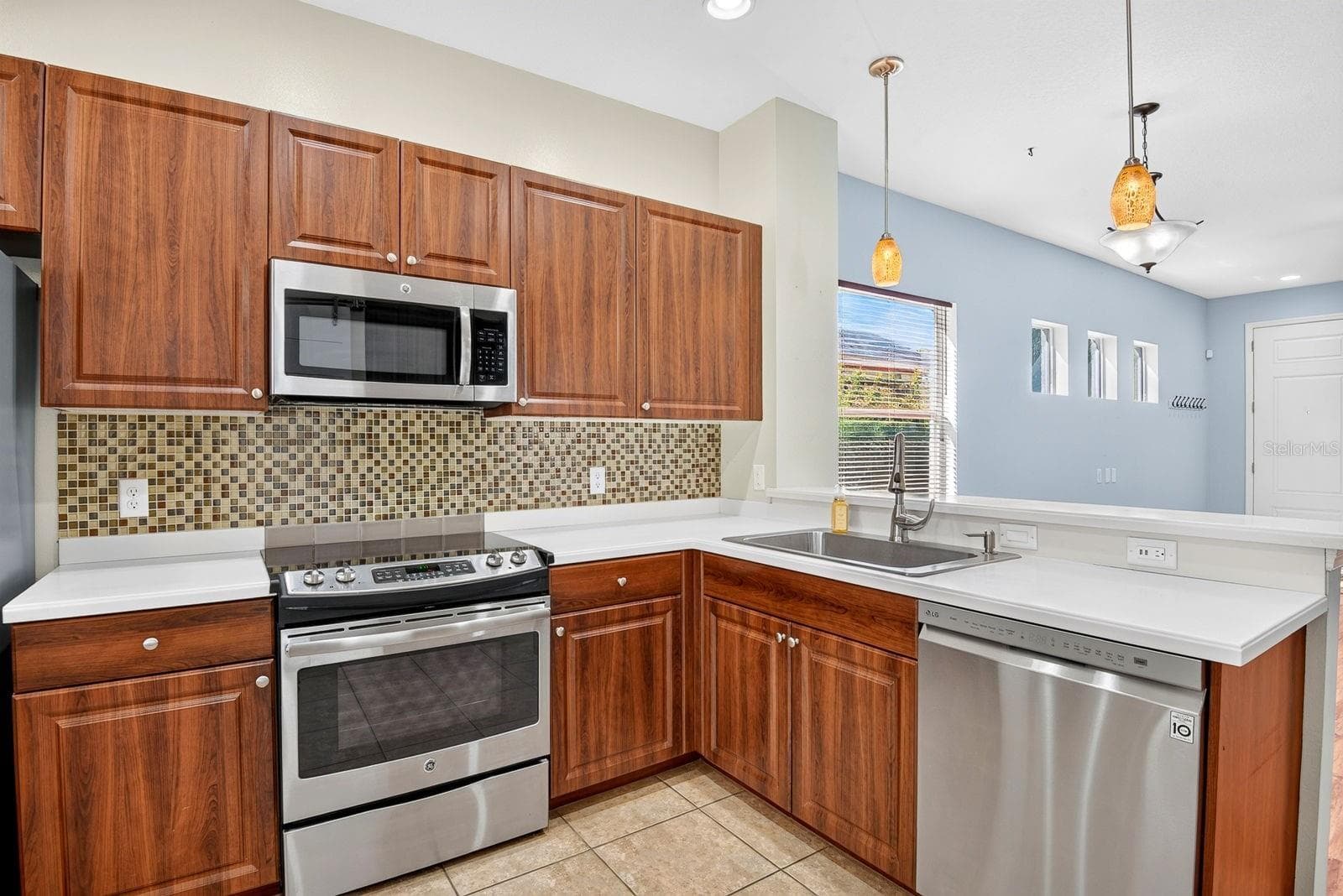Kitchen facing out - 5312 AQUA BREEZE DR, BRADENTON