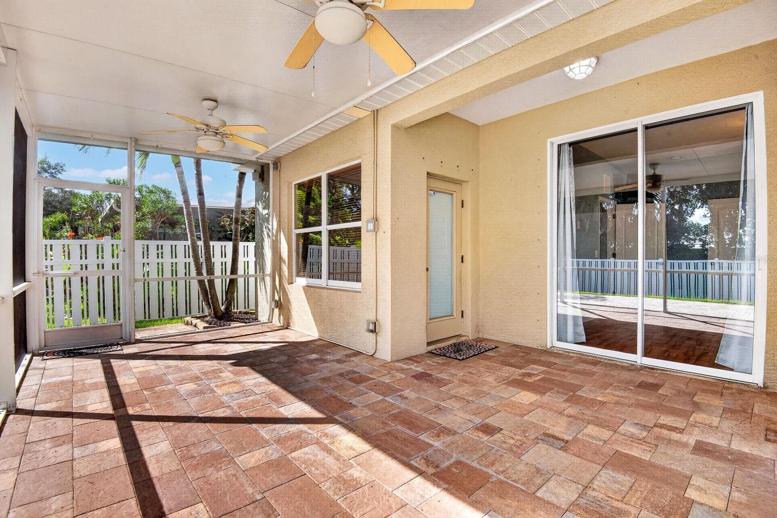 Enclosed screen lanai with pavers - 5312 AQUA BREEZE DR, BRADENTON