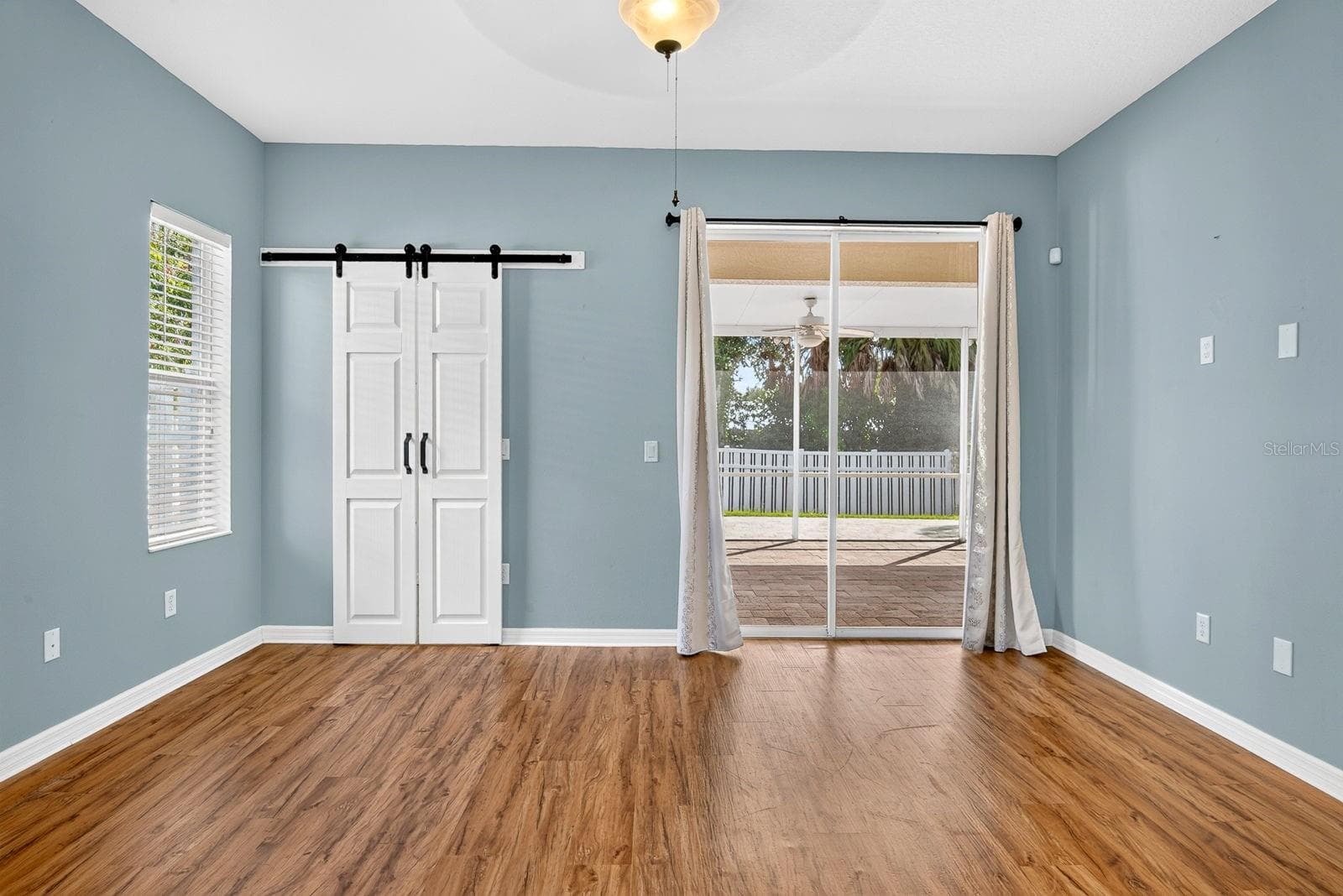 Master Bedroom facing backyard - 5312 AQUA BREEZE DR, BRADENTON