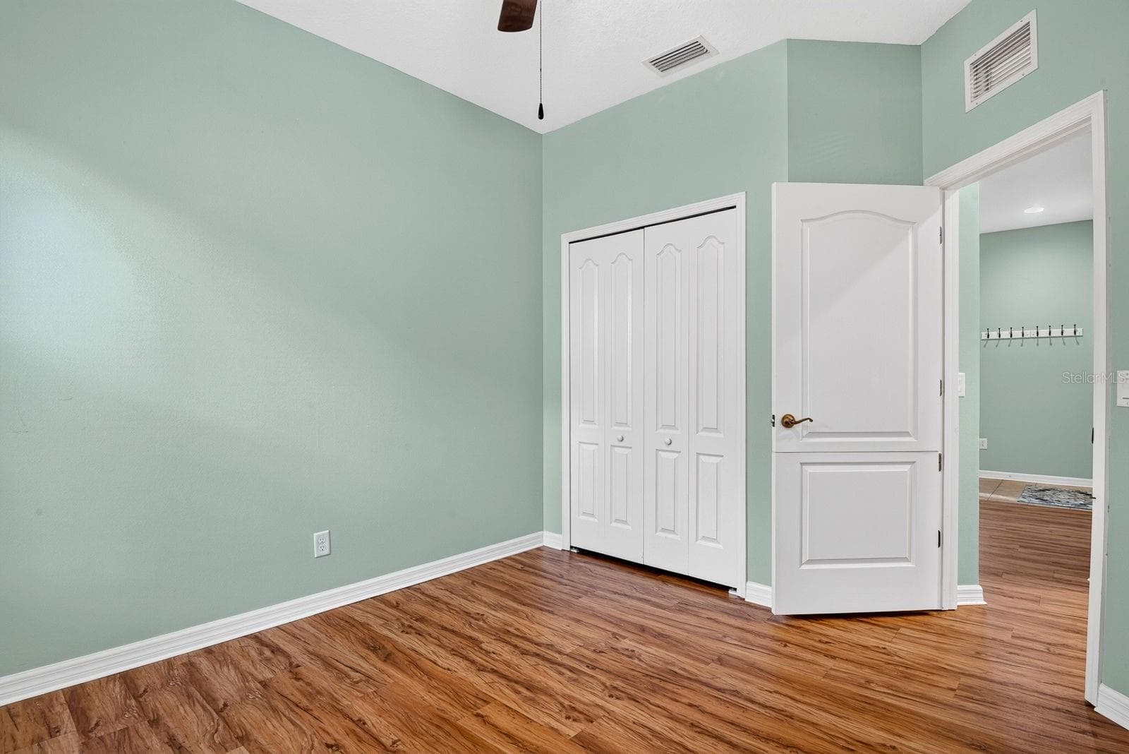 Guest Bedroom facing into living room - 5312 AQUA BREEZE DR, BRADENTON