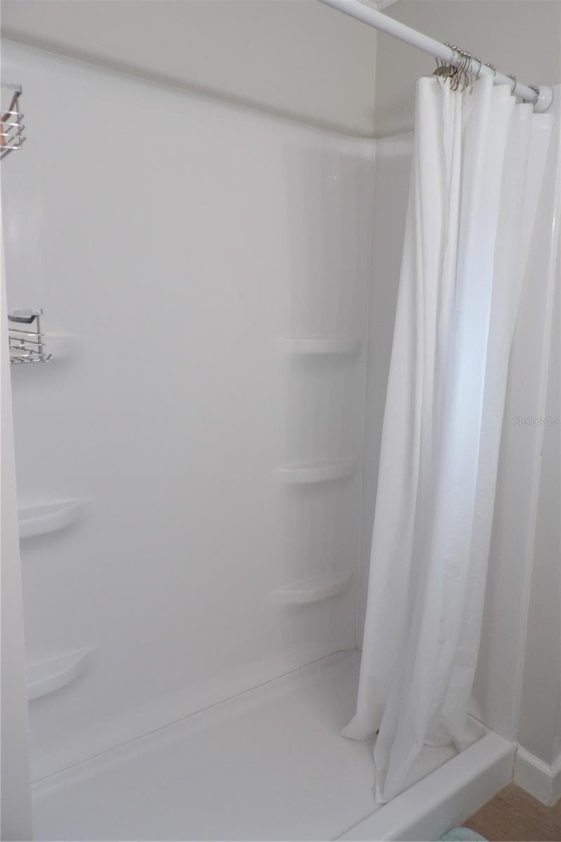 Large walk in shower - 6608 ROOSEVELT DR, PORT RICHEY