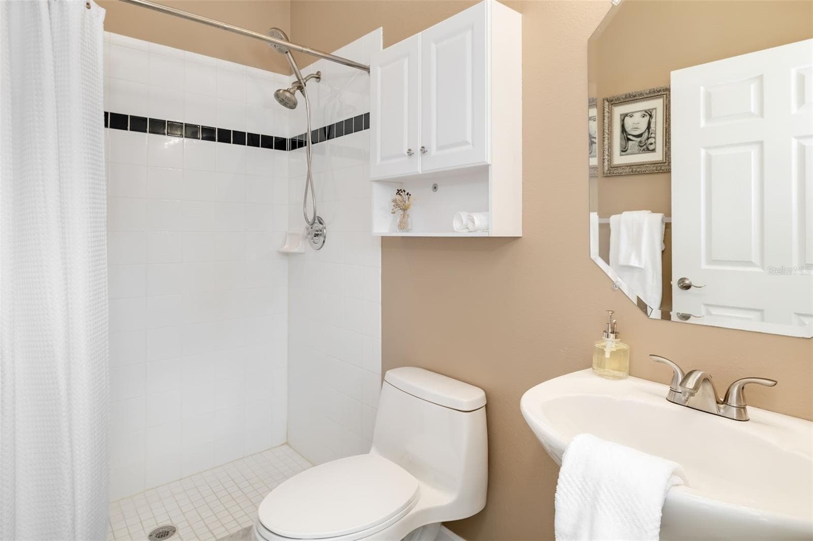 Bathroom 2 - just off foyer entrance - 124 41ST CIR E, BRADENTON