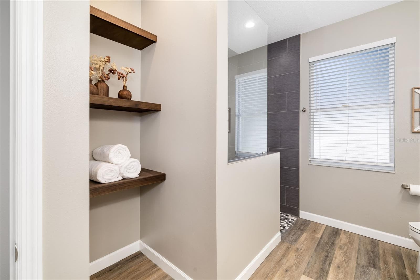 Walk-In Shower - 124 41ST CIR E, BRADENTON