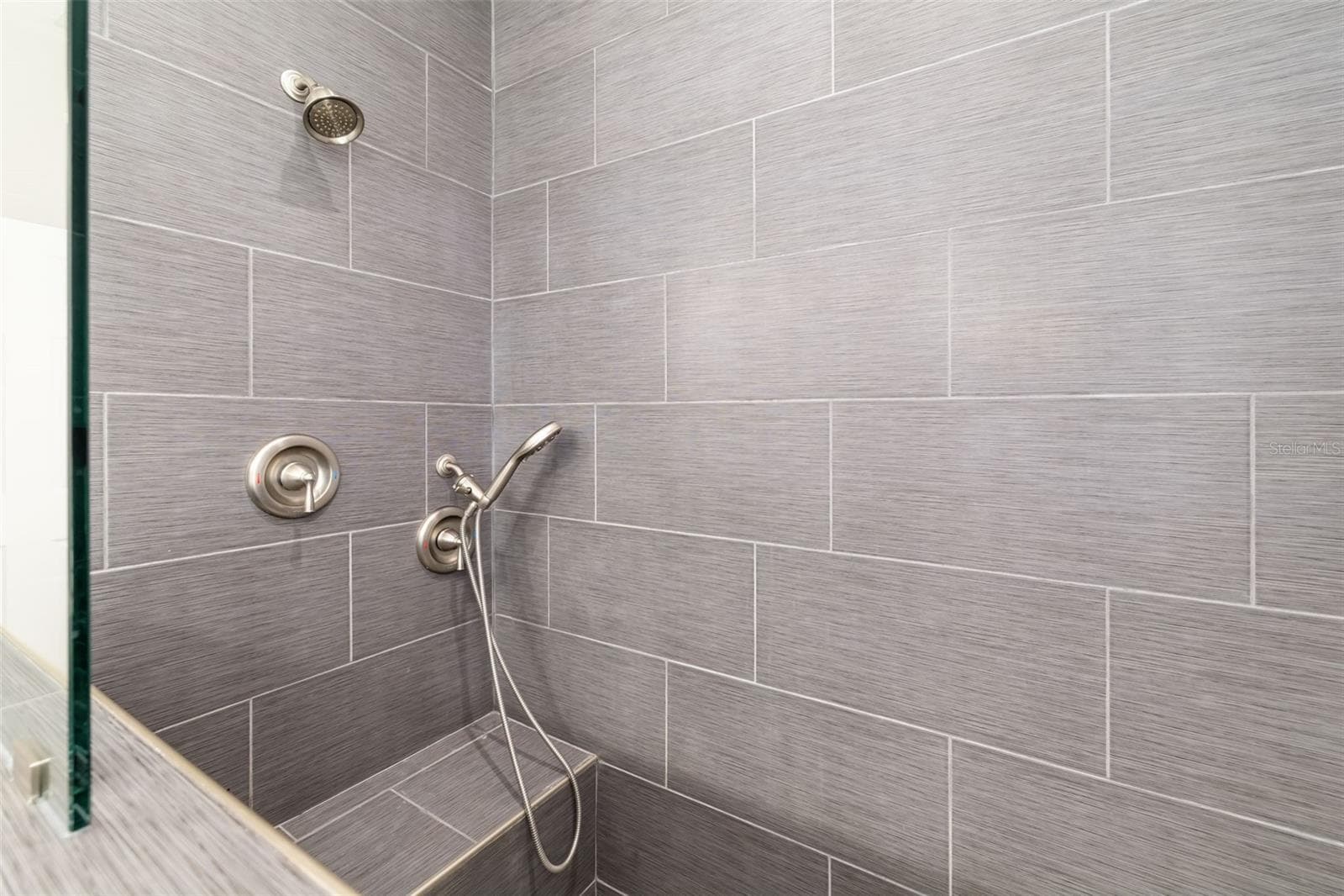 Primary Bathroom - Walk-In Shower w/bench, multiple shower heads - 124 41ST CIR E, BRADENTON