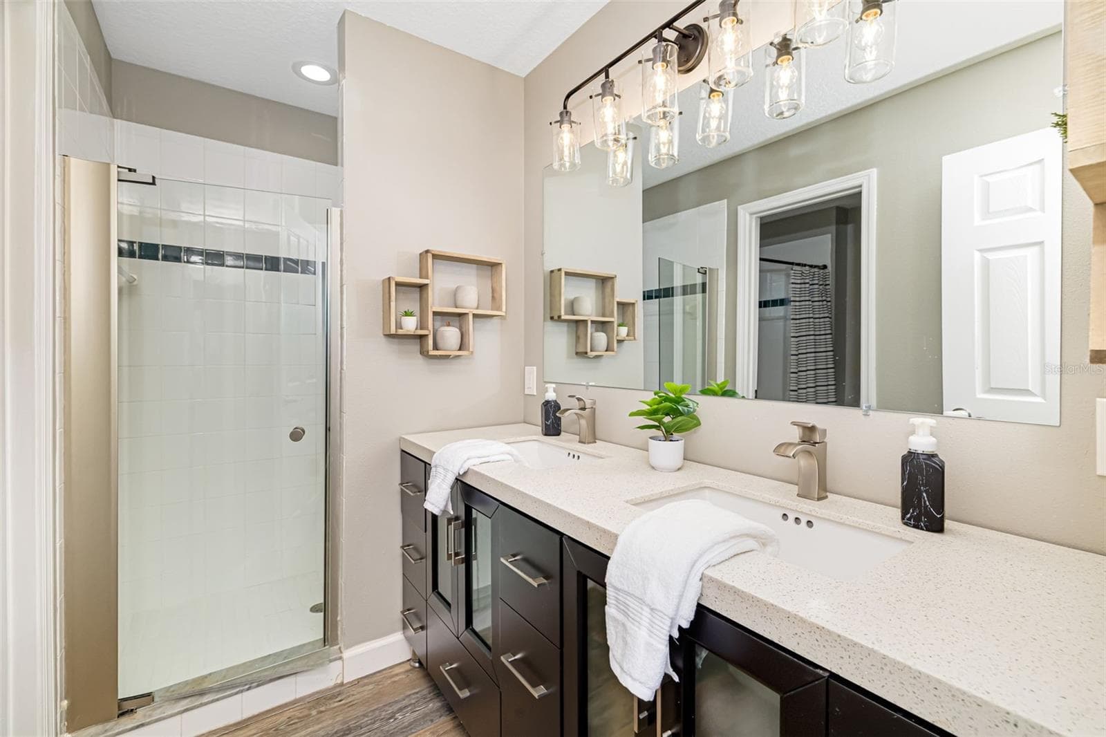 Bathroom 3 - Upstairs with Dual Vanity, Separate Walk-In Shower with adjoining room with Toilet and Tub/Shower combination - 124 41ST CIR E, BRADENTON