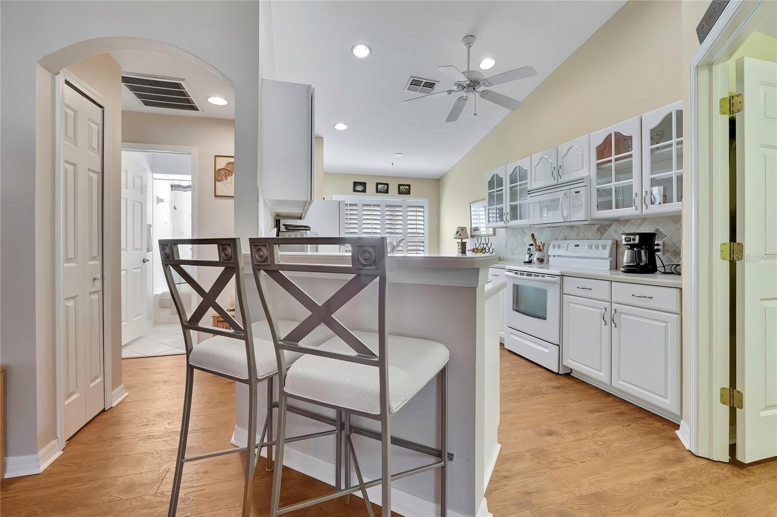 Open kitchen - 300 HARTFORD CT, SPRING HILL