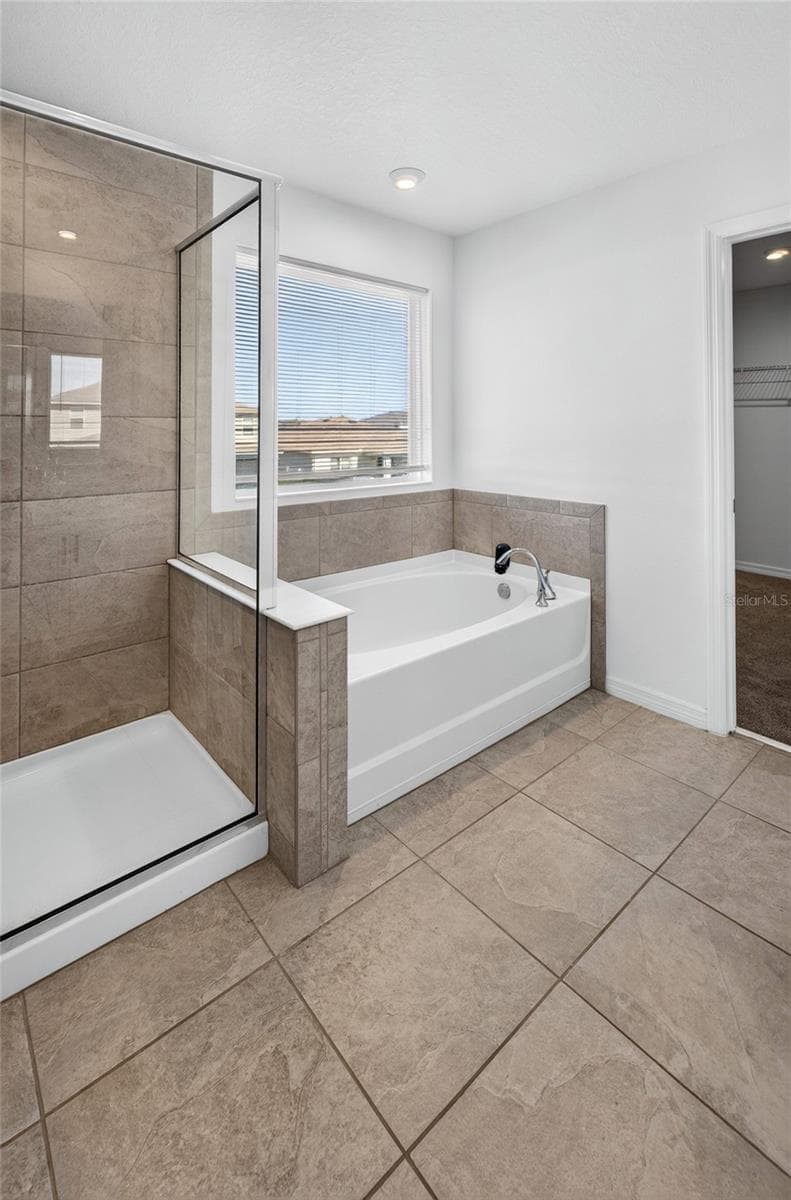 Primary bathroom shower and tub - 2960 ANGELONIA THORN WAY, CLERMONT