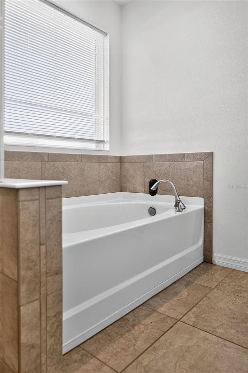 Primary tub - 2960 ANGELONIA THORN WAY, CLERMONT