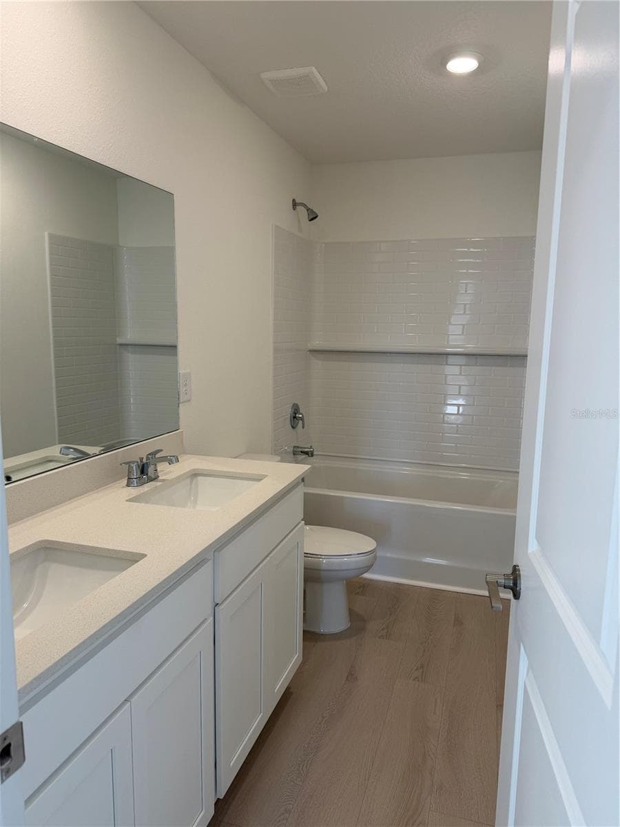 Full Second Bathroom - 11410 LAKE LOUISA TER, SARASOTA