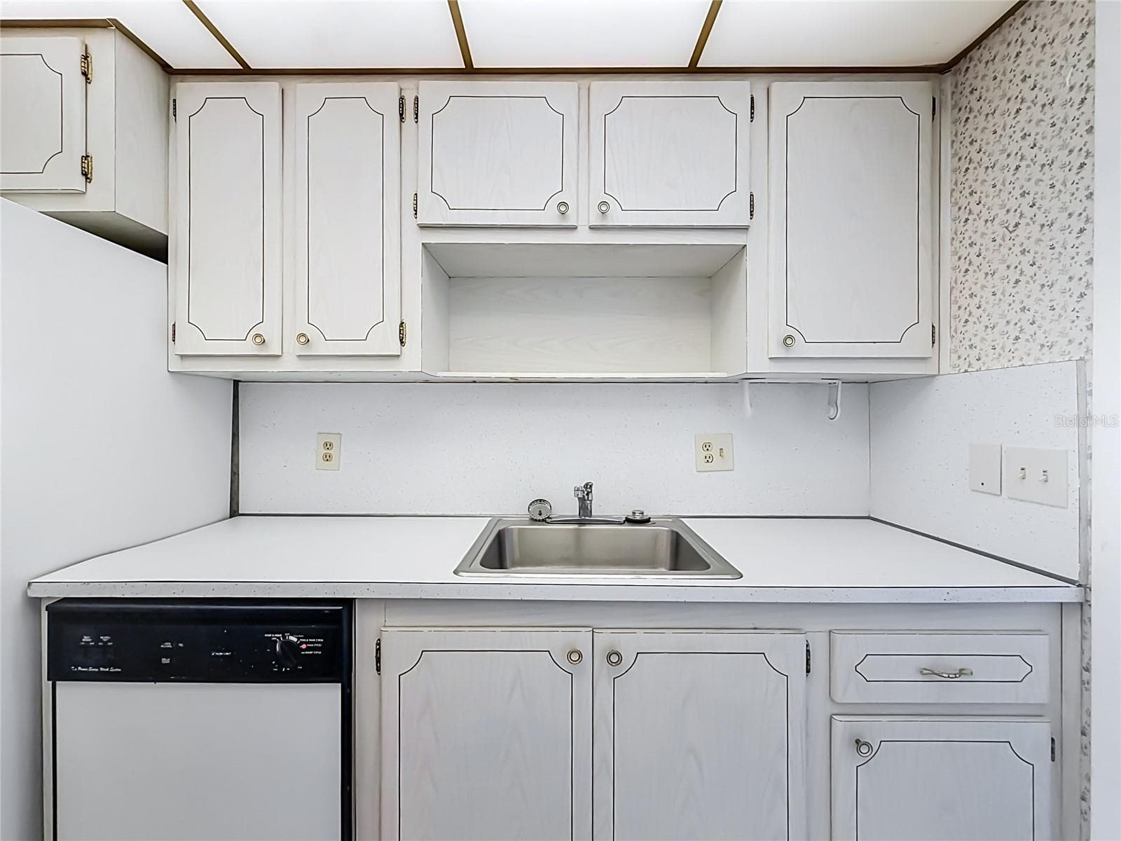 Kitchen with dishwasher - 3128 59TH ST S #204, GULFPORT