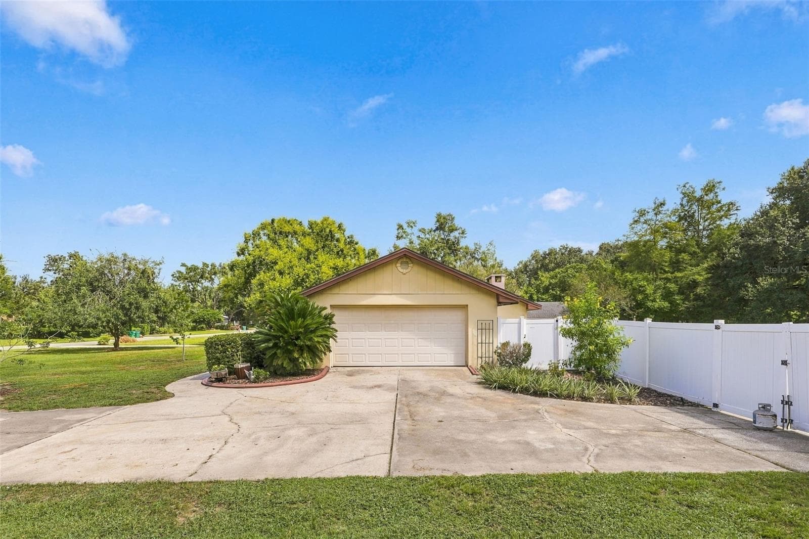Single Family Residence at 2460 E CROOKED LAKE CLUB BLVD, EUSTIS, photo 30 of 45