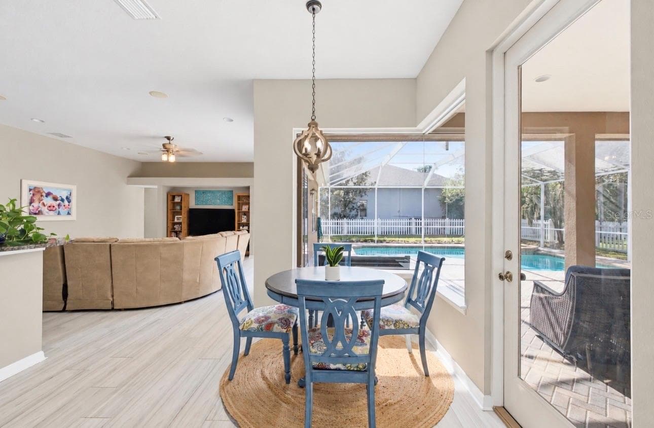 Kitchen breakfast nook with panoramic corner window. - 3905 SORREL VINE DR, WESLEY CHAPEL