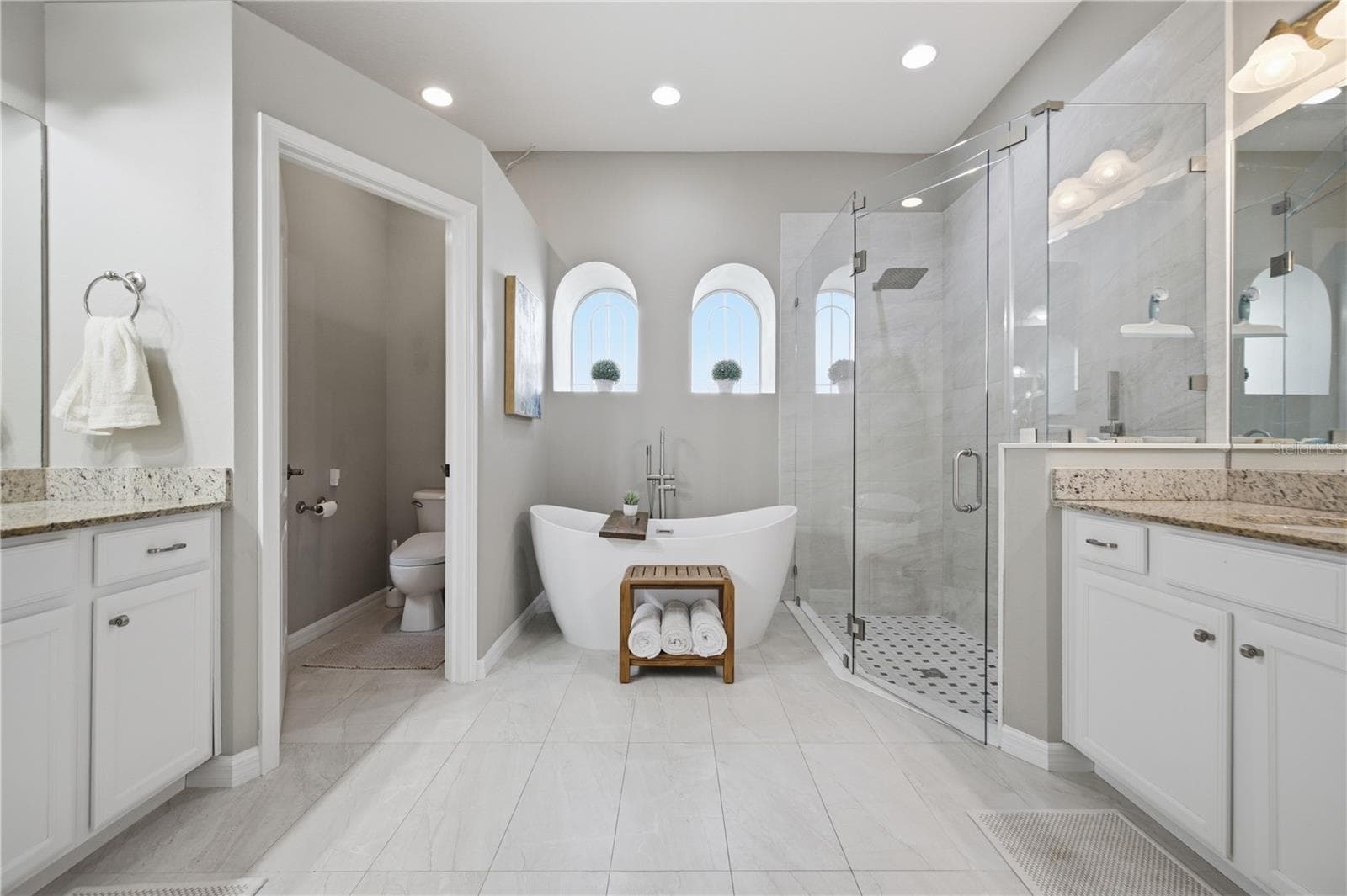 Updated Primary Bathroom, with double vanities. - 3905 SORREL VINE DR, WESLEY CHAPEL