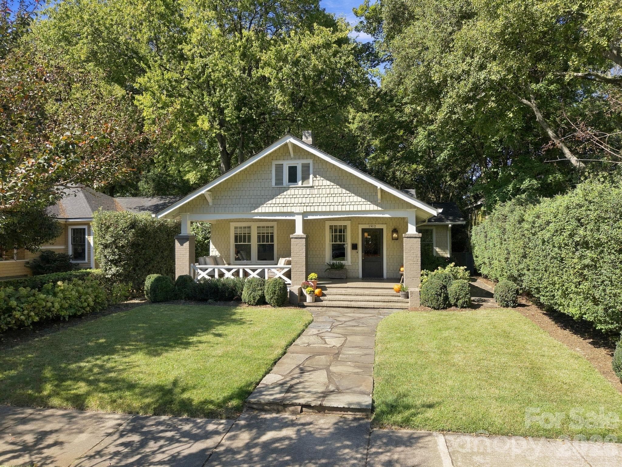 Beautiful curb appeal and flat yard - 1912 Park Road, Charlotte