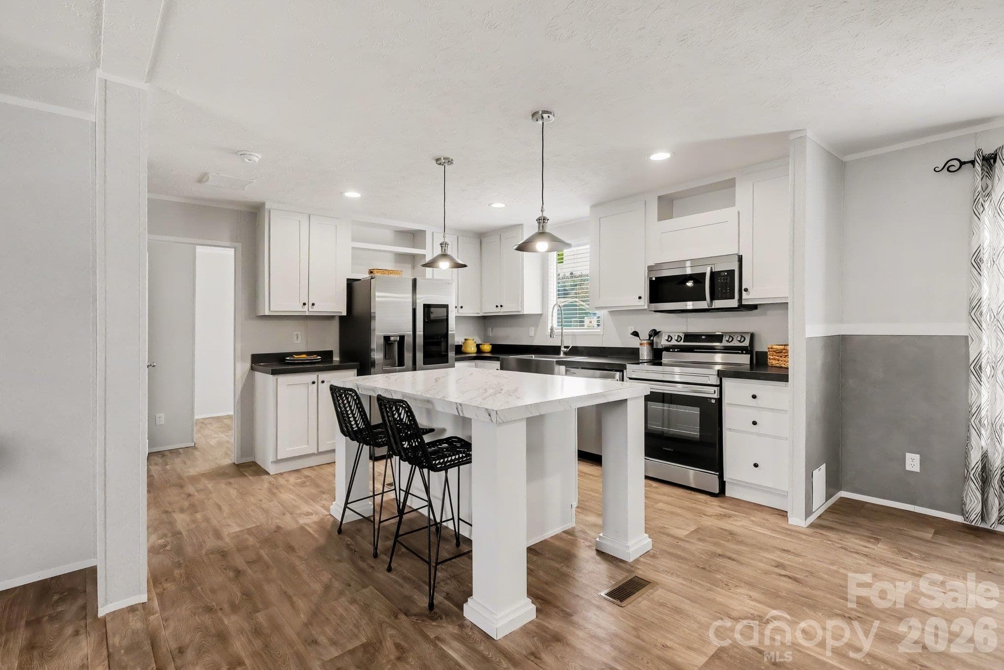 Single Family Residence at 806 Eagleview Lane, Lawndale, photo 4 of 27