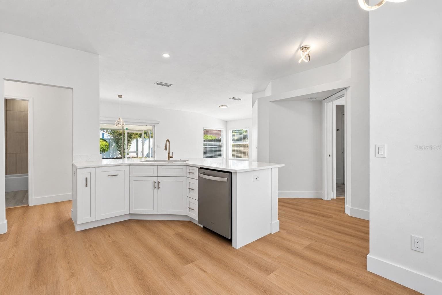 Single Family Residence at 573 SHORT PINE CIR, ORLANDO, photo 9 of 34