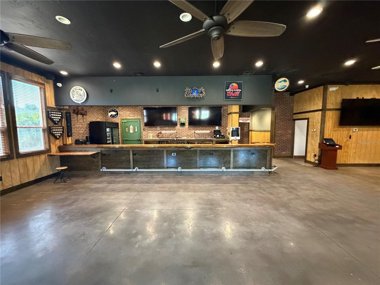 Salon Bar - 3419 ALT 19, PALM HARBOR