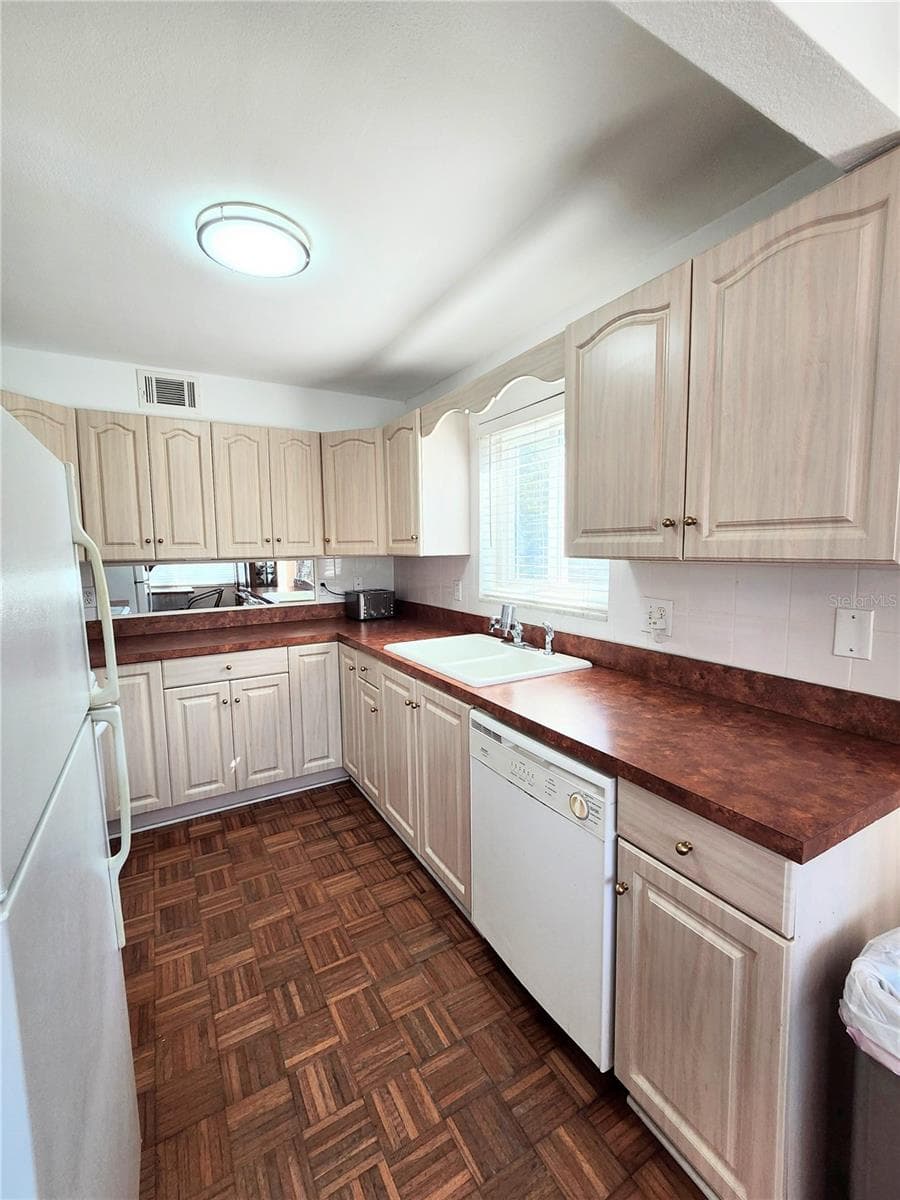 Light & bright kitchen - 11201 80TH AVE #201, SEMINOLE