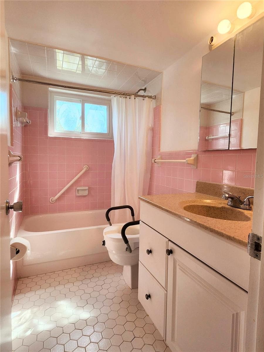 2nd bathroom with Tub/ shower combo - 11201 80TH AVE #201, SEMINOLE