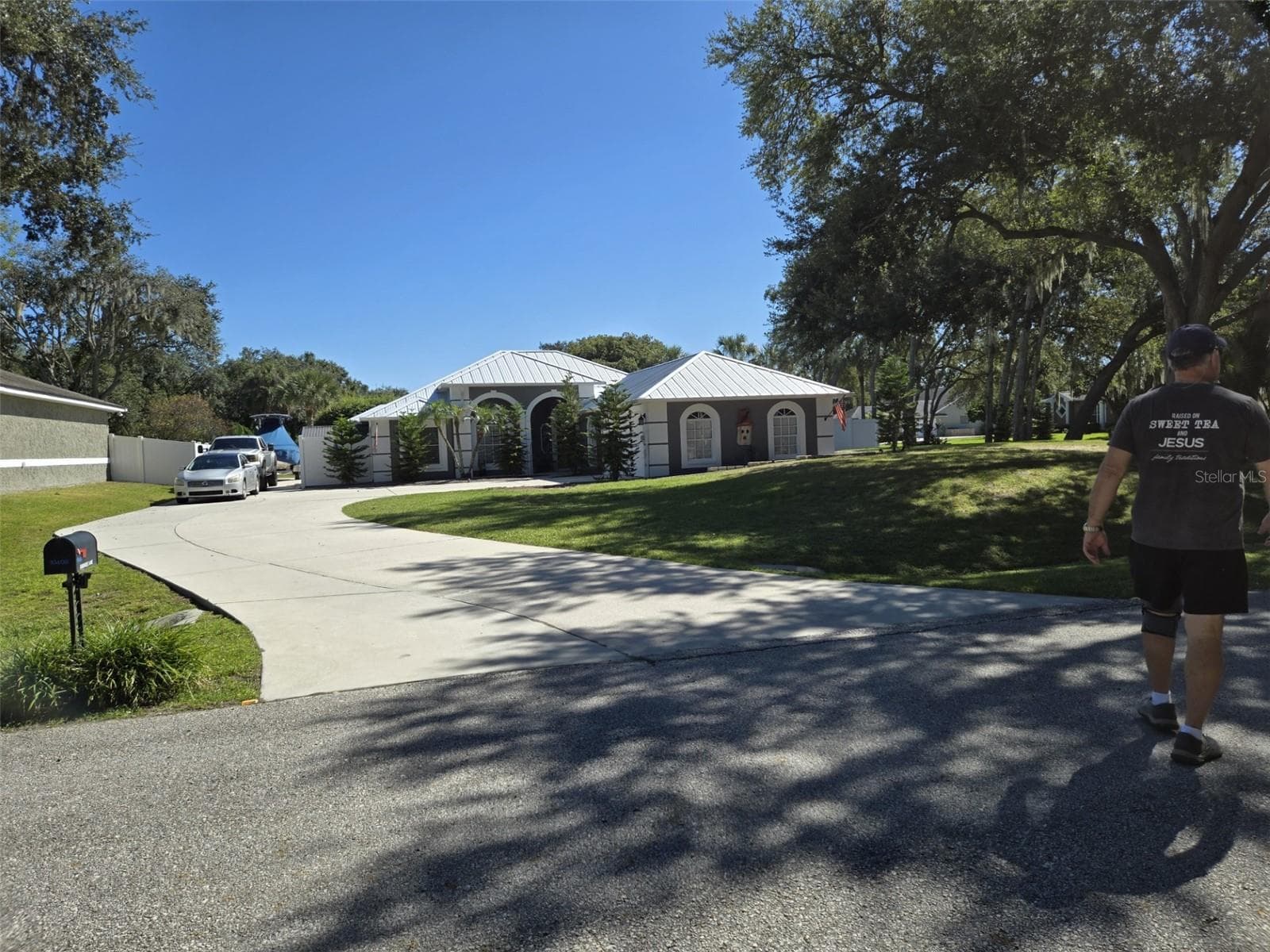 Custom built homes in neighborhood - 10704 KANKAKEE LN, RIVERVIEW