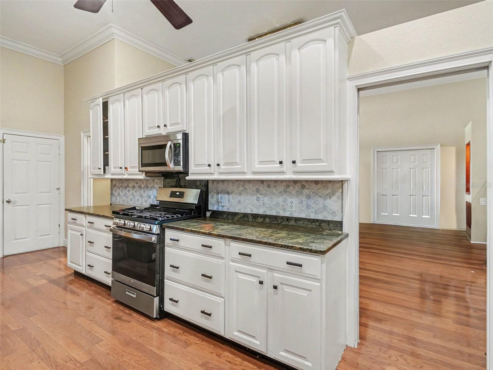 Kitchen with Natural Gas Range - 6435 BERKSHIRE PL, UNIVERSITY PARK