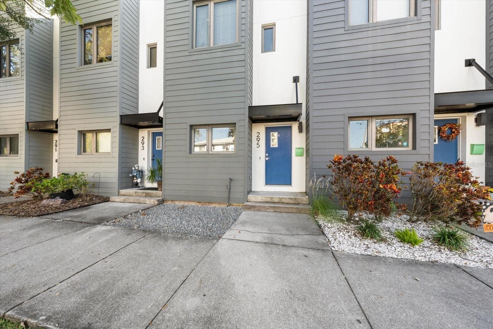 Townhouse at 295 7TH ST S, ST PETERSBURG, photo 2 of 31