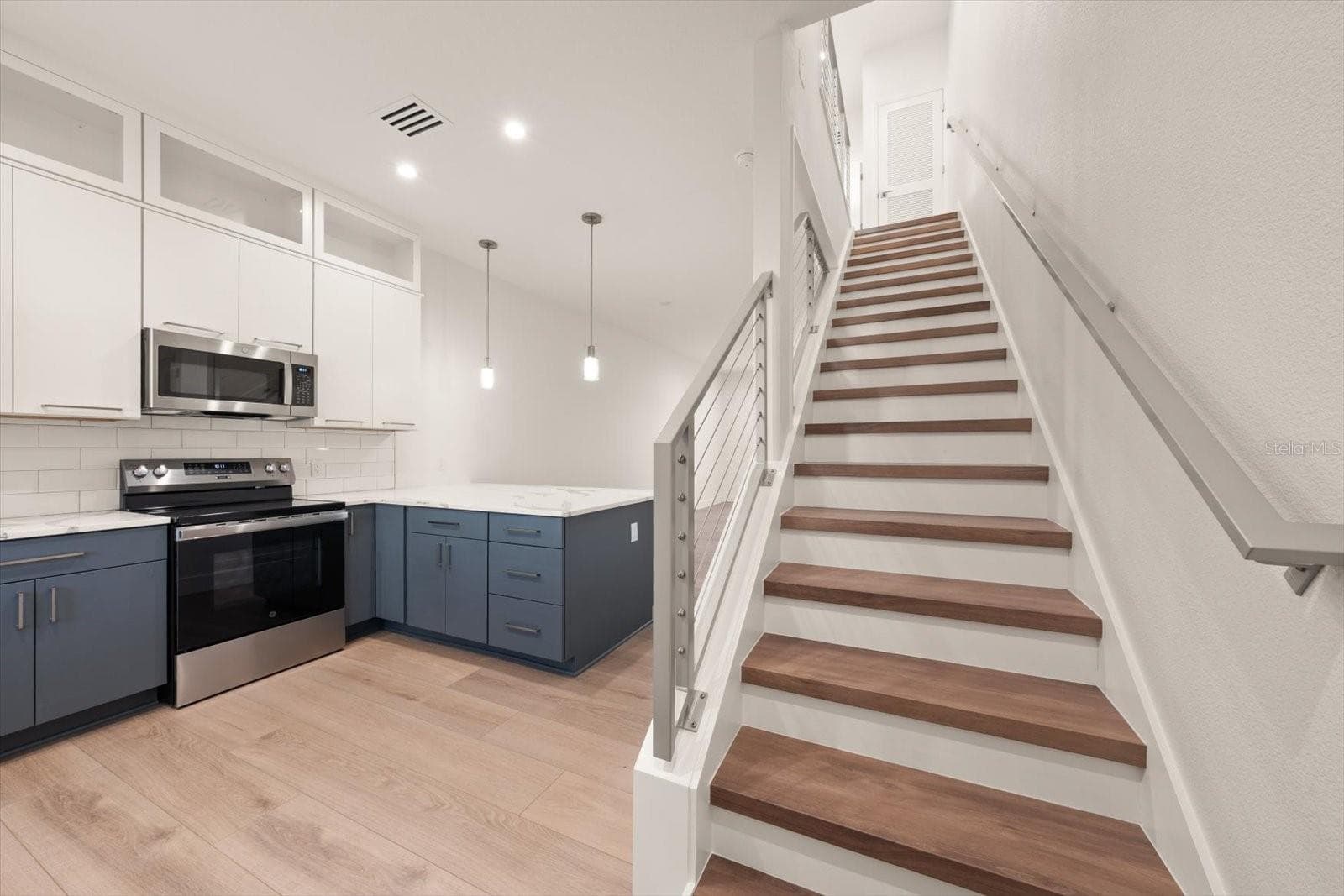Townhouse at 295 7TH ST S, ST PETERSBURG, photo 4 of 31